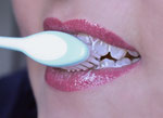 Mindestens zwei Mal täglich Zähne putzen (© Amanda Day)