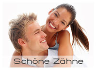 Schöne weisse Zähne mit Bleaching (Zahnaufhellung), Veneers und Keramik, (© Yuri Arcurs - Fotolia.com)